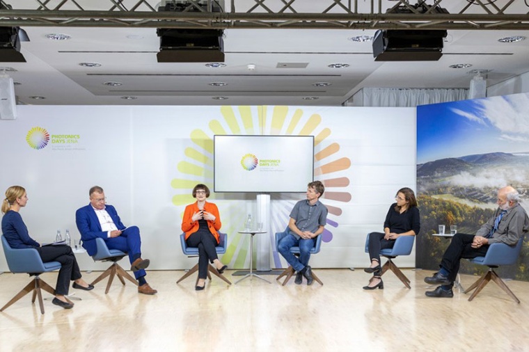 (left to right): Ulrike Brandt-Bohne (moderator), Prof Dr Andreas Tünnermann...