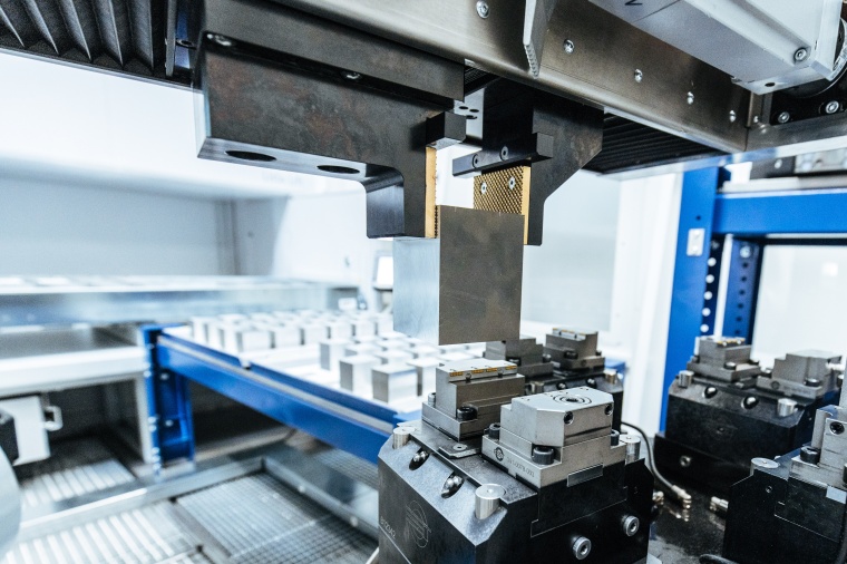 A KR Quantec from Kuka takes over the loading and unloading of the components...