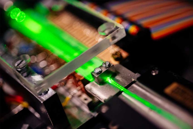 An on-chip integrated quantum optics experiment (Source: Paderborn U., Besim...