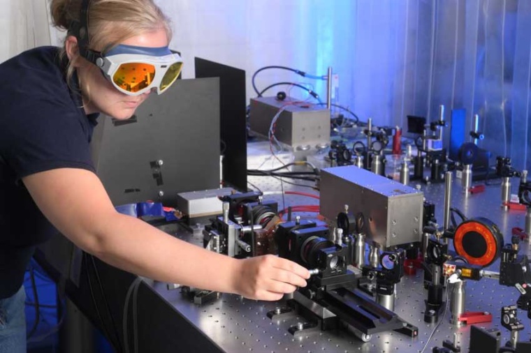 LZH scientist Stefanie Unland sets up the laser demonstrator in the lab...