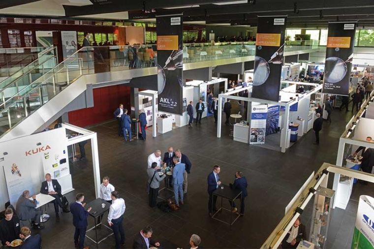 Sponsors exhibition in the foyers or Room Europa and Room Brüssel (Source: Fh....