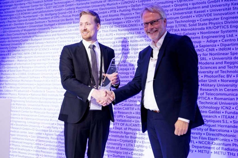 Tim Achenbach (left), Photonics21 president Dr Lutz Aschke (Source: Babylonia,...