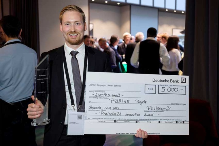 Dresden physicist Tim Achenbach with award trophy and cheque (Source:...