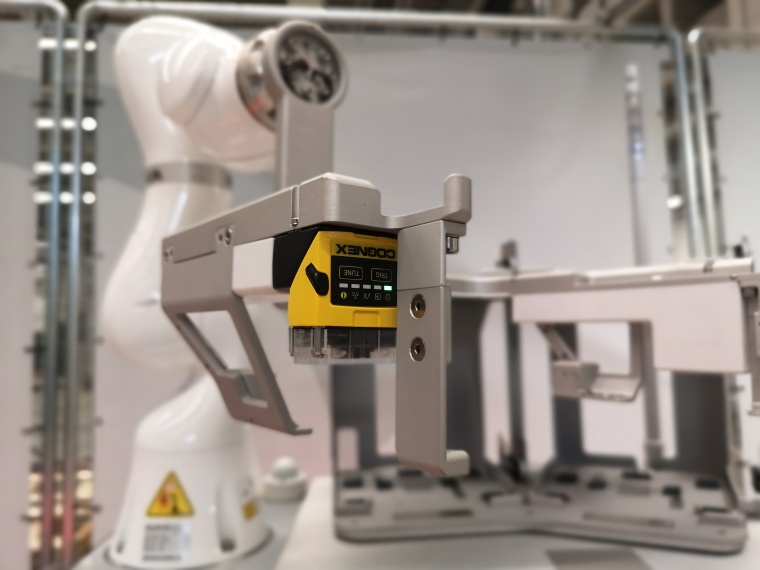 The gripping process itself is guided by image processing. (Image: Cognex)