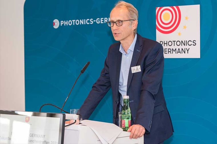 Dr Bernhard Ohnesorge giving his keynote address (Source: Photonics Germany)