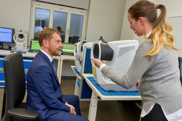 Karolin Möhler from Zeiss Digital Innovation gave Saxonys Prime Minister...