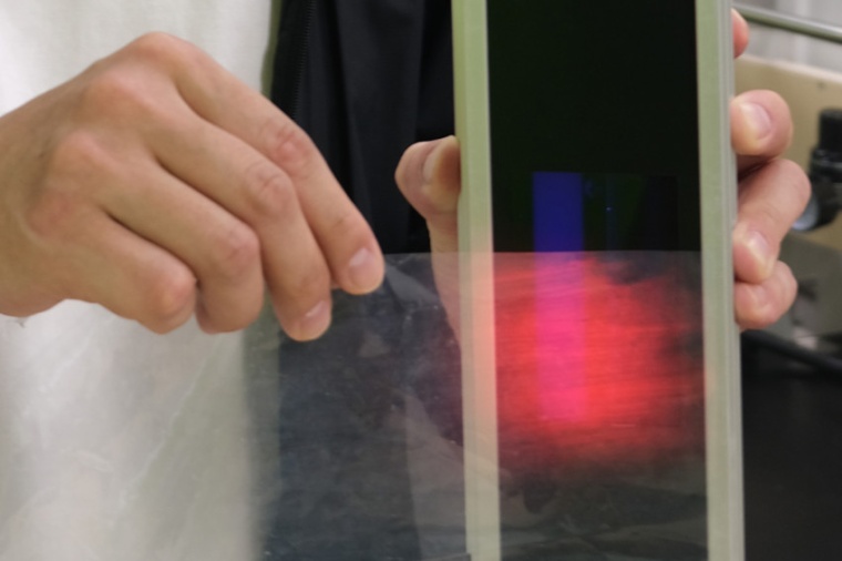 The newly developed film converts UV light to red light. (Source: ICReDD)