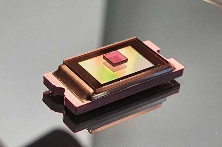 Diamond crystal with NV-Spins (Source: XeedQ GmbH)