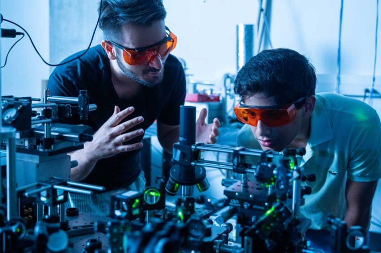 Kamyar Parto (l.) and Arjun Choudhri develop a new method for on-chip...