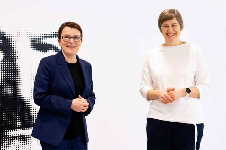 Annette Rinck, president of Leica Microsystems (l.), and Uta Henssge,...