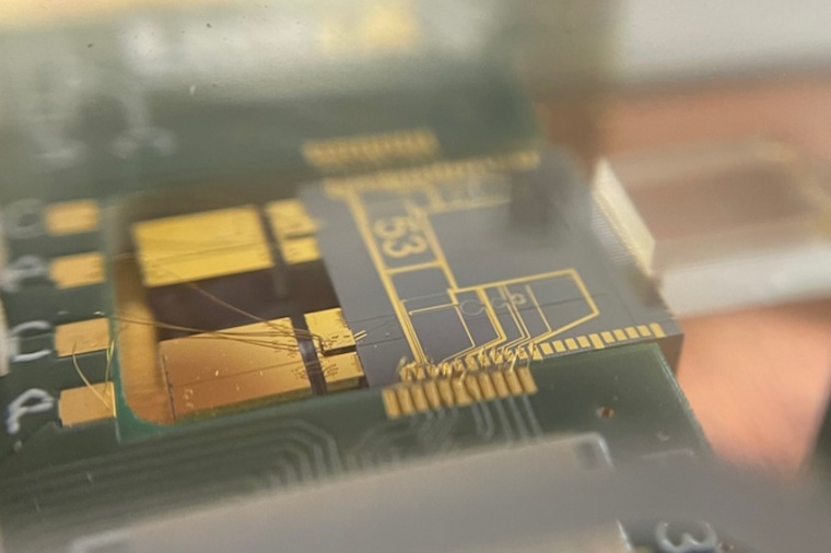 The whole quantum light source fits on a chip smaller than a one-euro coin....