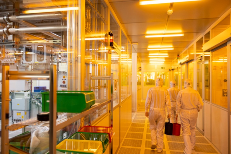 The double quantum dots were produced at the Helmholtz Nano Facility, a...