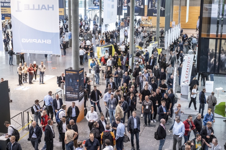 Visitors at the entrance of Messe Stuttgart (Image: Messe Stuttgart)
