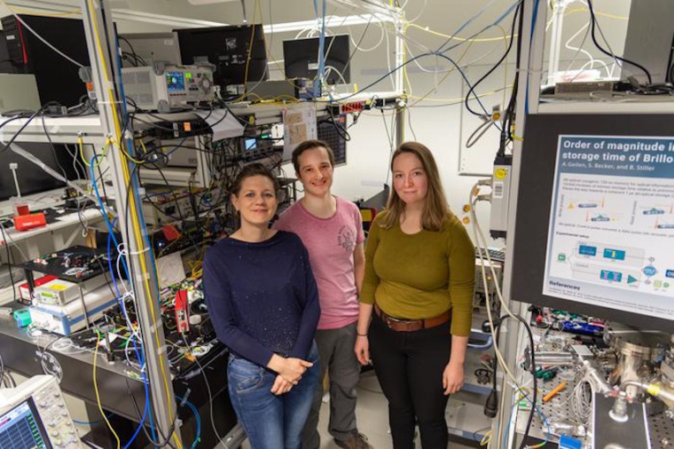 Research group leader Birgit Stiller (l.) in the lab with Andreas Geilen and...