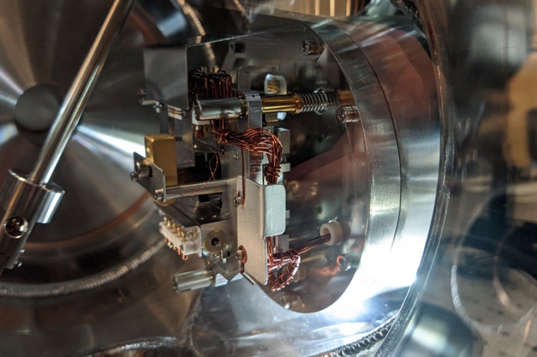 Looking into the vacuum chamber of the PEEM in Lund (Source: Jan Vogelsang, U...