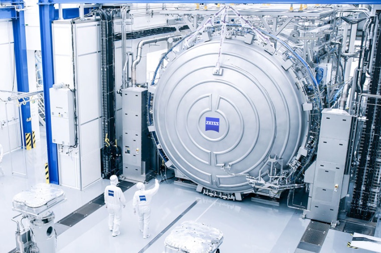 The high-precision mirrors are measured in vacuum chambers with a diameter of...
