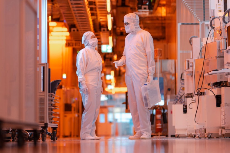 Cleanroom in Dresden (Source: Infineon)