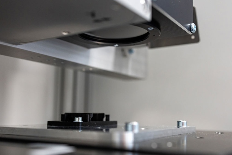 Thermographic testing head with variable optics for probing laser weld seams...