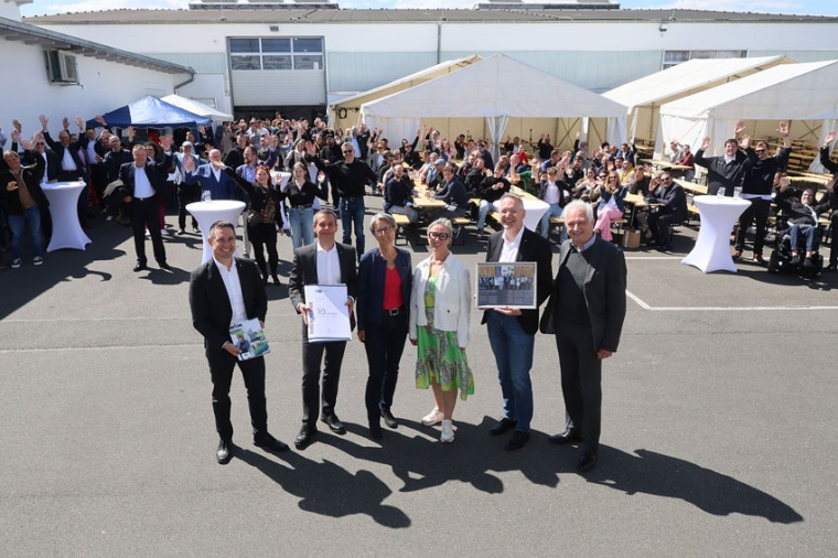 Celebrations on the company premises (l-r): managing directors Holger Aldebert...