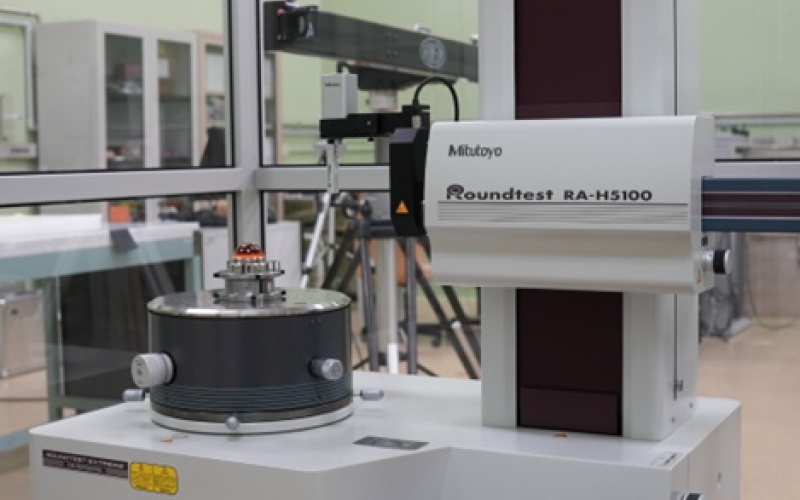 Mit dem CNC-Formmessgerät Roundtest RA-5100 von Mitutoyo, welches das CEM 2008...