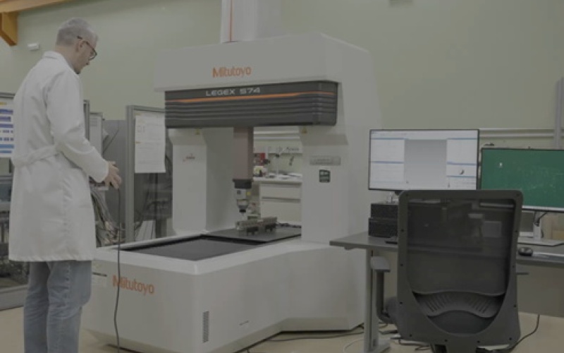 Blick auf den Einsatzbereich der LEGEX 574 Takumi von Mitutoyo im CEM.