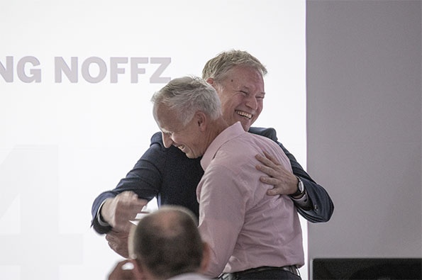 Dr. Dietmar Ley (rechts) bedankt sich bei Dr. Klaus-Henning Noffz (links) für...