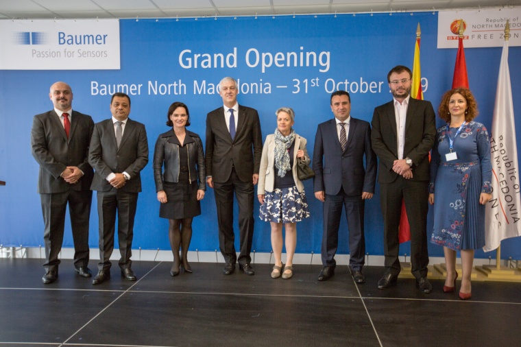 Vertreter aus Politik und Wirtschaft bei der Eröffnung des Baumer-Werks in...