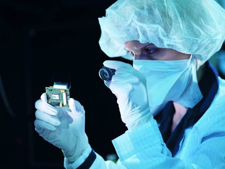 Inspektion eines optoelektronischen Bauteils bei der Berliner-Glas-Gruppe...