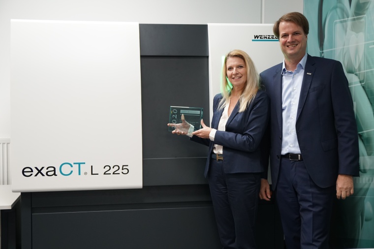 Die Geschäftsführer Dr. Heike Wenzel und Prof. Dr. Wenzel-Schinzer mit dem...