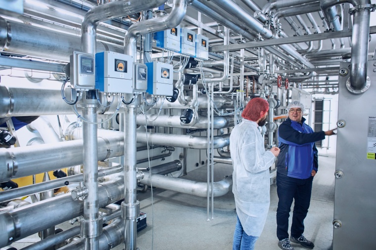 Tausende Messgeräte helfen Florian Lexhaller (rechts), die Technik in den...