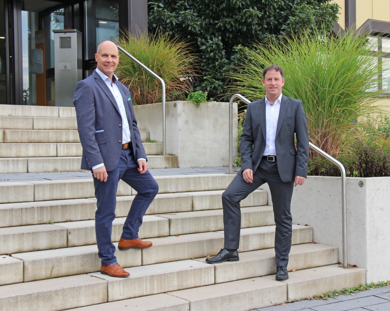 Staffelstabübergabe bei der Buschjost GmbH: Raymond Kamp (links) übernimmt...