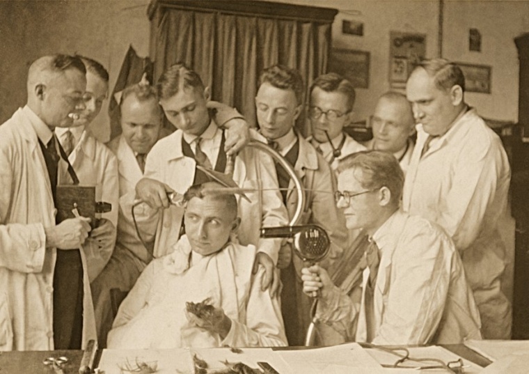 Seit 100 Jahren unterziehen die Experten des VDE-Instituts elektrotechnische...