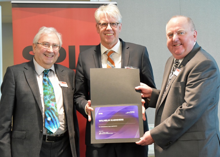 Die beiden SPIE Präsidenten David Andrews, (links), und John Greivenkamp,...