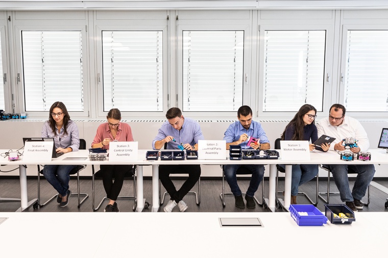 Beim Planspiel »Digitalisierte Produktionssteuerung« schlüpft ein Spieler in...