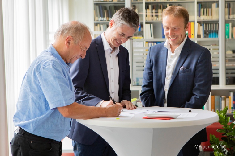 (v.l.n.r.) Prof. Matthias Klingner (Fraunhofer IVI), Stefan A. Lang (STW),...