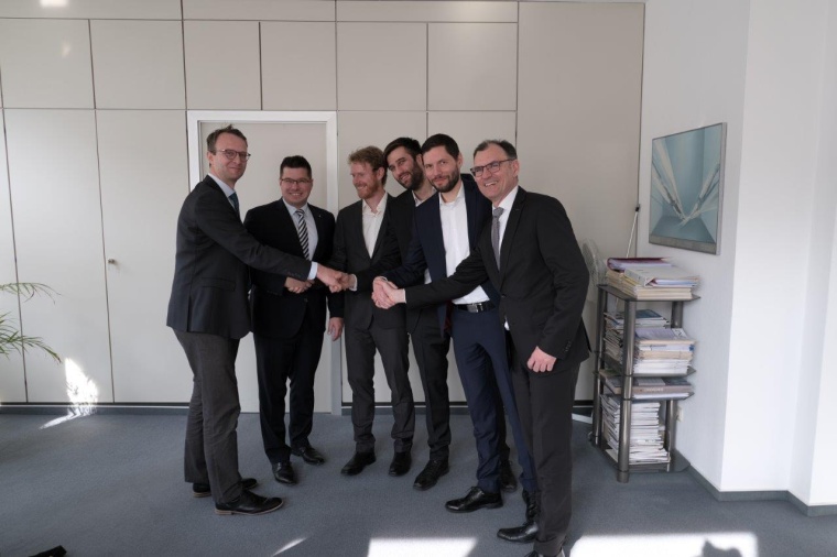 Auf gute Zusammenarbeit: Dirk Fedder, Andreas Kostal, Dirk Paulus, Peter...