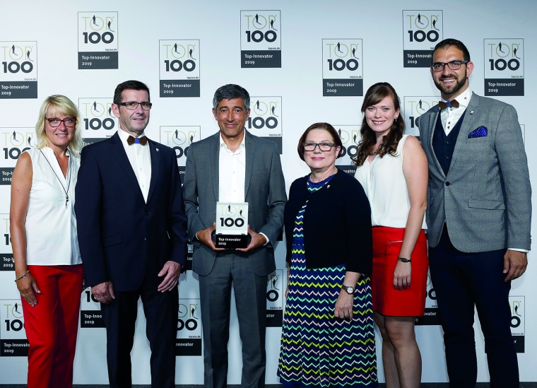 Mentor Ranga Yogeshwar übergibt die Auszeichnung an MCD Elektronik. (© KD...