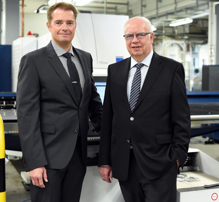 Bernhard Juchheim (re.) und Sohn Michael Juchheim blicken verhalten...
