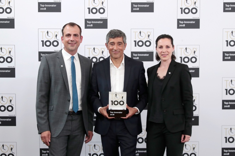 Mentor Ranga Yogeshwar übergibt die Auszeichnung an Vega-Geschäftsführerin...