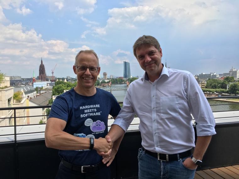 Staffan Dahlström, CEO HMS Industrial Networks (links), und Thomas Schumacher,...