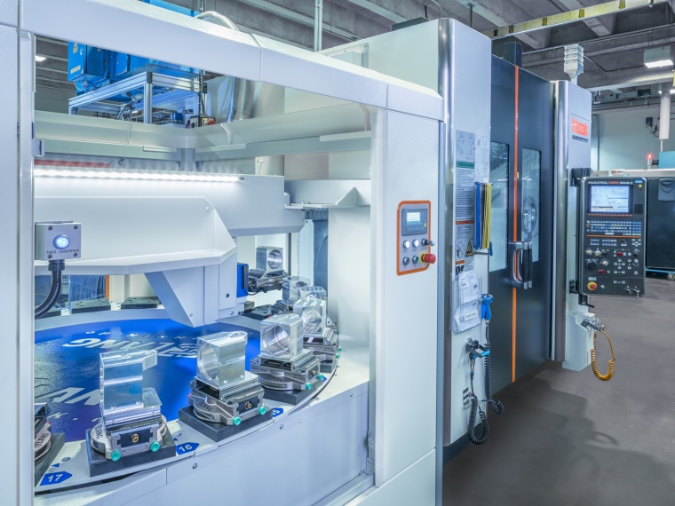 Die Automationseinheit Lang Eco-Compact 20 übernimmt die Be- und Entladung des...