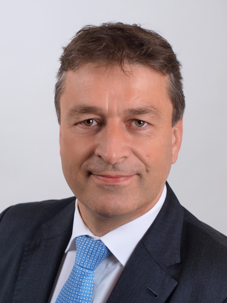 Wolfgang Niedziella vom VDE-Institut zum IECEE-Vorsitzenden wiedergewählt