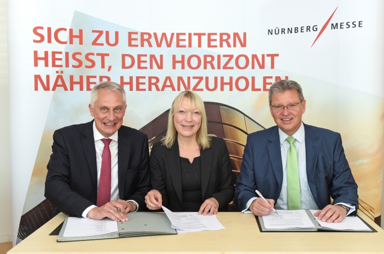 Vertragsunterzeichnung SPS IPC Drives,  v. l.n.r. Martin Roschkowski, Petra...