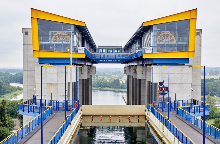Das alte und neue Schiffshebewerk in Niederfinow: jedes ein beeindruckendes...