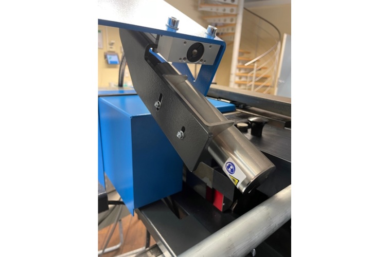 Igus schneidet die Lineareinheit der Serie Drylin SLW-1040 millimetergenau auf...