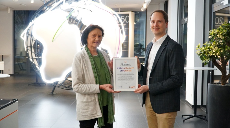 Matthias Lapp und Professor Ruth Flechaus vereinbaren die Kooperation. Foto:...