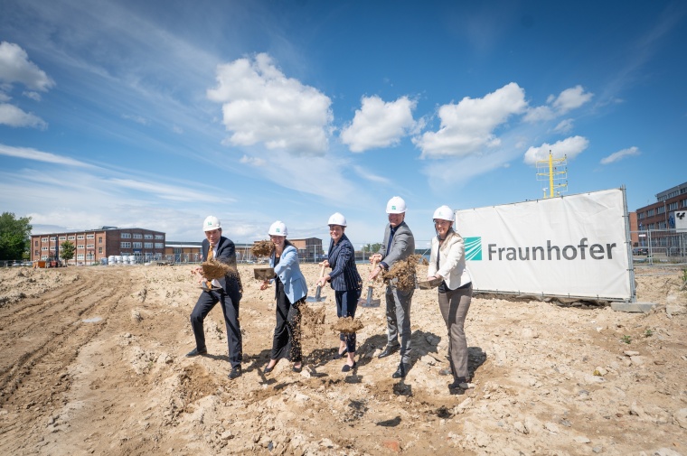 Der feierliche Spatenstich für den Fraunhofer IGD Neubau in Rostock markiert...