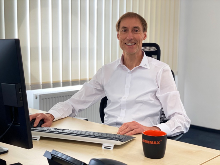 Thomas Leitner in his sales office in Backnang (Picture source: Lumimax)