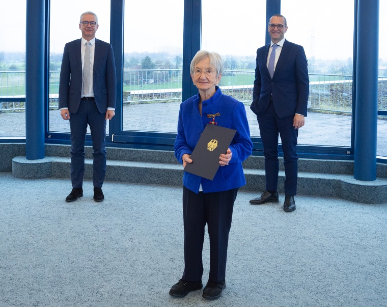 Liselotte Lossau with the Order of Merit. Image: Polytec