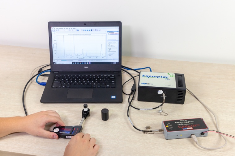 Setup with the compact spectrometer from the Exemplar family (Photo: Laser 2000)